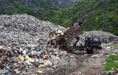 Bãi rác quá tải gần 2 năm, doanh nghiệp vẫn 'án binh bất động'